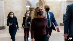 共和党众议员马乔丽·泰勒·格林在众议院会场发表讲话后返回她的办公室。(2021年2月4日)