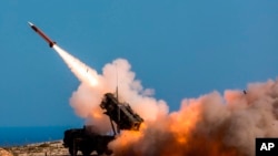 资料照片：德国士兵2017年11月8日在位于希腊哈尼亚的北约导弹发射设施发射“爱国者”武器系统。