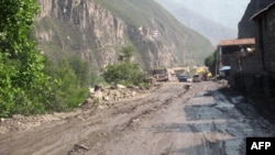 糟糕的路况和抛锚的车辆