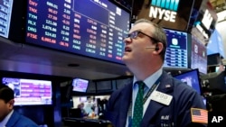 在纽约股票交易所现场的交易商威廉·劳伦斯。（2018年4月2日）