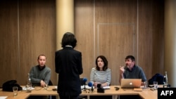 2018年10月7日被中国国家监委扣押和调查的国际刑警组织主席孟宏伟的妻子格蕾丝·孟在法国里昂举行记者会，背对摄影机。(法新社）