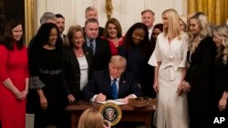 美國總統總統1月31日在白宮簽署行政命令，打擊人口走私。