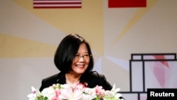 资料照：台湾总统蔡英文在访问南美邦交国途径洛杉矶时发表讲话。（2018年8月12日）