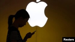 2013年9月10日上海蘋果公司商店前一位女士查看手機屏幕