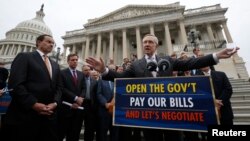 2013年10月9日美國參議院多數黨領袖哈里·里德(右)與其他民主黨參議院成員和​​華盛頓特區市長文森.格雷(左一)在華盛頓美國國會大廈台階上.