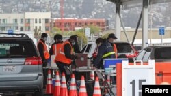 資料照片:美國聯邦政府在加利福尼亞州奧克蘭的一處新的大型疫苗接種中心準備新冠疫苗。 (2021年2月16日)