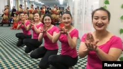 中國政府2019年1月5日組織外國記者和政府官員參觀新疆和田職業教育訓練中心時當地居民為他們表演。