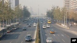 秋末冬初北京環城公路上，煙霧降低了能見度