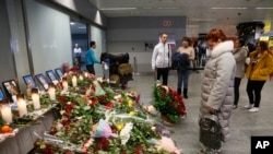 人们在基辅城外的鲍里斯波尔国际机场为德黑兰坠机事件的死难者设置的悼念处。(2020年1月10日)