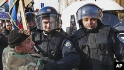 反對加入歐盟民眾與警方衝突。