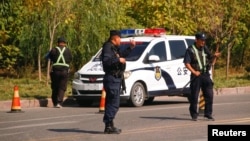 在新疆维吾尔族自治区伊宁市，武警在再教育营附近把守检查站。(2018年9月4日)