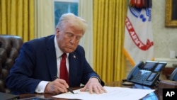 美國總統特朗普在白宮簽署文件。 (2025年1月30日)