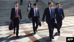 中國貿易代表團成員在談判兩天後離開美國財政部大樓。(2018年8月23日)