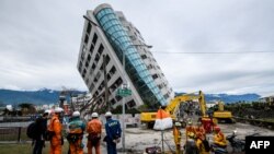 台灣東部6日發生強烈地震，造成至少10人死亡和數百人受傷，建築物倒塌傾斜。