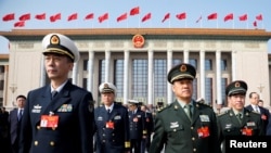 中国全国人大会年会开幕前参加会前会议的军队代表离开北京人大会堂。（2019年3月4日）