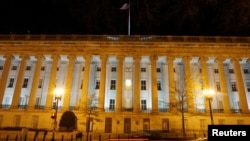 资料照片：美国财政部大楼夜景。 （2020年12月13日）