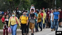 资料照片：移民队伍从洪都拉斯前往危地马拉边境，准备步行前往美国。(2021年1月15日)