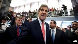 2013年2月4日，克里到美国国务院上班第一天受到员工欢迎