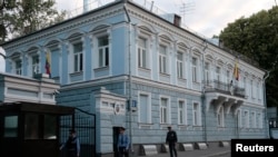 俄羅斯警方星期日在厄瓜多爾大使館外戒備
