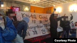 在桃園大溪區慈湖蔣介石陵寢，一些反蔣者用紅漆潑灑蔣介石的棺柩，並將照片傳到網絡上。潑灑者稱，他們這樣做是要落實轉型正義。 （2018年2月28日，網絡圖片）