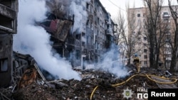 资料照片: 2024年2月14日乌克兰顿涅茨克地区消防员在一栋被俄罗斯导弹摧毁的住宅楼现场工作