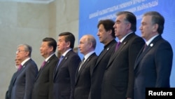 2019年6月14日在吉爾吉斯斯坦首都比什凱克與出席上海經合組織峰會的國家領導人合影資料照。哈薩克斯坦總統(左二)。