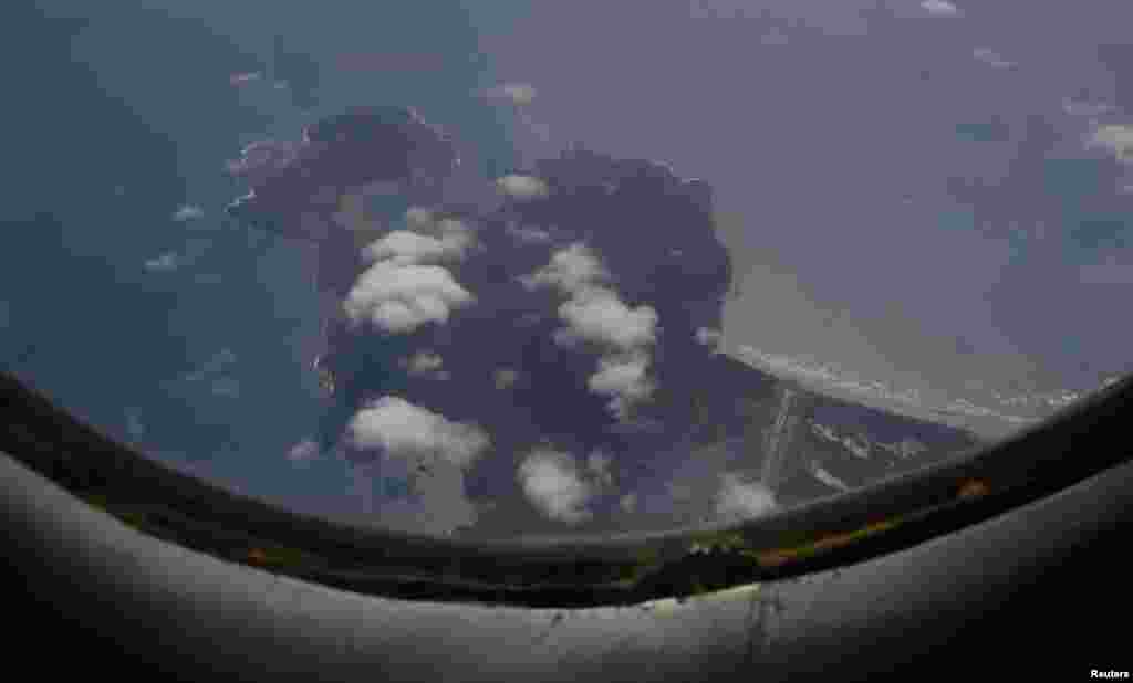 越南空军的一架飞机3月12日在搜寻马航失联班机时飞越昆仑岛上空