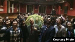 彭定康舉黃傘與現場學生等人合照（牛津中國論壇FB）