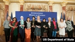美國副國務卿希金博特姆(左一)與2015年國際婦女勇氣獎獲獎者（圖片來源：美國國務院）