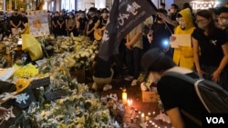 超過一萬名香港市民響應網上號召6月15日晚到金鐘太古廣場外獻花，悼念反送中運動首名犧牲性命的抗爭者梁凌杰逝世一周年。(美國之音湯惠芸)