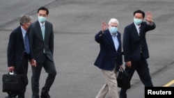 美国前参议员多德（右二）等一行人在抵达台北时受到台湾交部长吴钊燮（右）等台湾官员的欢迎。(2021年4月14日）