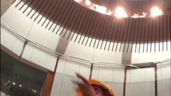 示威者梁繼平7 月1 日晚佔領立法會議事廳發表宣言。(視頻來源:臉書 Marcus Lau)