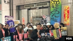 台灣18個公民團體鎖定國民黨立委發動罷免，選在農曆春節假期後的開工首日遞交罷免提議書。 (美國之音特約記者楊安攝影)
