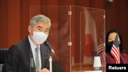 2021年9月14日，美國駐印尼大使、北韓問題特別代表金聖在東京與日本和南韓官員就北韓問題舉行三邊會議（路透社）。