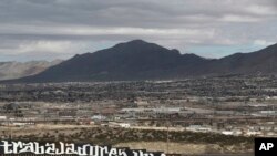 從美國邊界圍欄處可以看到新墨西哥州的桑蘭德公園，(2017年2月26日)