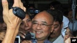 緬甸的喜劇演員兼異議人士扎爾加納被釋放後受到媒體包圍採訪