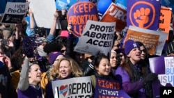 支持堕胎权的抗议者在最高法院外集会。（2016年3月2日）