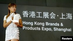 一名模特展示香港製造的一款廚具（路透社2004年9月2日）