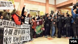 示威者在大廈大堂等候林鄭月娥。（美國之音湯惠芸攝）