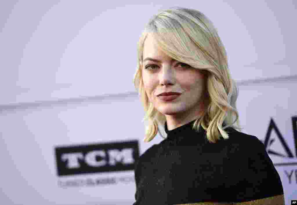 女演员艾玛&middot;斯通在在洛杉矶的杜比剧院参加美国电影学会第45届人生成就奖典礼，领奖者是女演员黛安&middot;基顿（2017年6月8日）