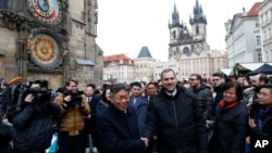 捷克首都布拉格市長賀瑞卜和台北市長柯文哲在2020年1月13日在布拉格簽署合作協議之前握手。