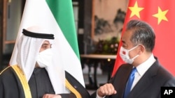 ໃນຮູບທີ່ເຜີຍແຜ່ໂດຍອົງການຂ່າວຊິນຫົວນີ້, ລັດຖະມົນຕີການຕ່າງປະເທດຈີນ ທ່ານ ຫວັງ ຢີ ທີ່ຢືນຢູ່ດ້ານຂວາ, ຕໍາສອກກັບລັດຖະມົນຕີການຕ່າງປະເທດຂອງຄູເຫວດ ທ່ານ ເຊອີກ ອາມາດ ນາສເຊີ ອາລ-ໂມຮໍາມາດ ອາລ-ຊາບາ(Sheikh Ahmad Nasser Al-Mohammad Al-Sabah) ໃນເມືອງ ວູ ຊີ, ແຂວງຈຽງຊູ ທີ່ຕັ້ງຢູ່ພາກຕາເວັນອອກຂອງຈີນ.