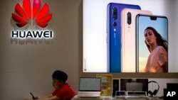 北京一座商場裡的華為手機展台。