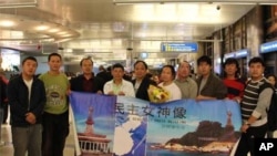 陳維明(右五)與民主女神像籌備會人士。