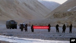 中國軍人在中印邊界舉起"你已跨境，請回去"的橫幅(2013年5月5日)