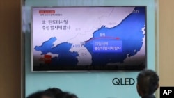 南韓首爾火車站正播放北韓最新導彈試驗(2017年5月29日)