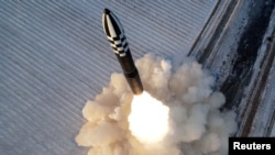 北韓官媒發布2023年12月18日「火星-18」型洲際彈道飛彈發射升空的照片。