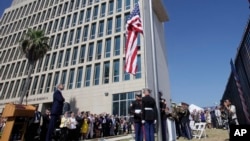 美國國務卿克里8月14日 在古巴觀看美國國旗在哈瓦那的大使館升起。