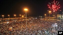 星期一民眾聚集在班加西﹐鳴放焰火慶祝反政府戰鬥人員進入的黎波里