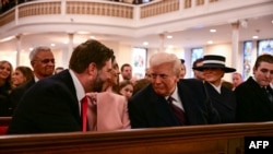 2025年1月20日星期一上午，在第60届总统就职典礼之前，当选总统特朗普在华盛顿圣约翰教堂举行的仪式前与当选副总统万斯交谈。